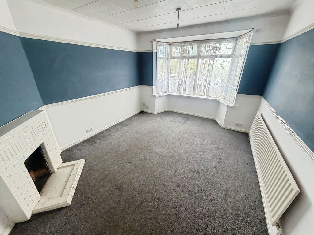 Property photo 2 of 16 Lounge