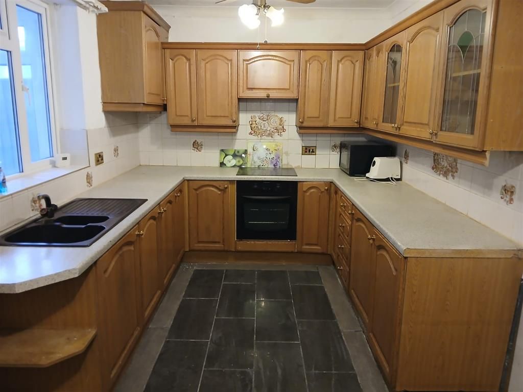 Property photo 2 of 10 Kitchen