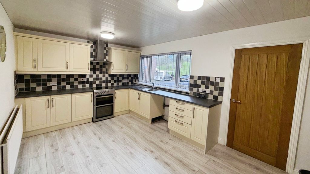 Property photo 3 of 16 Kitchen