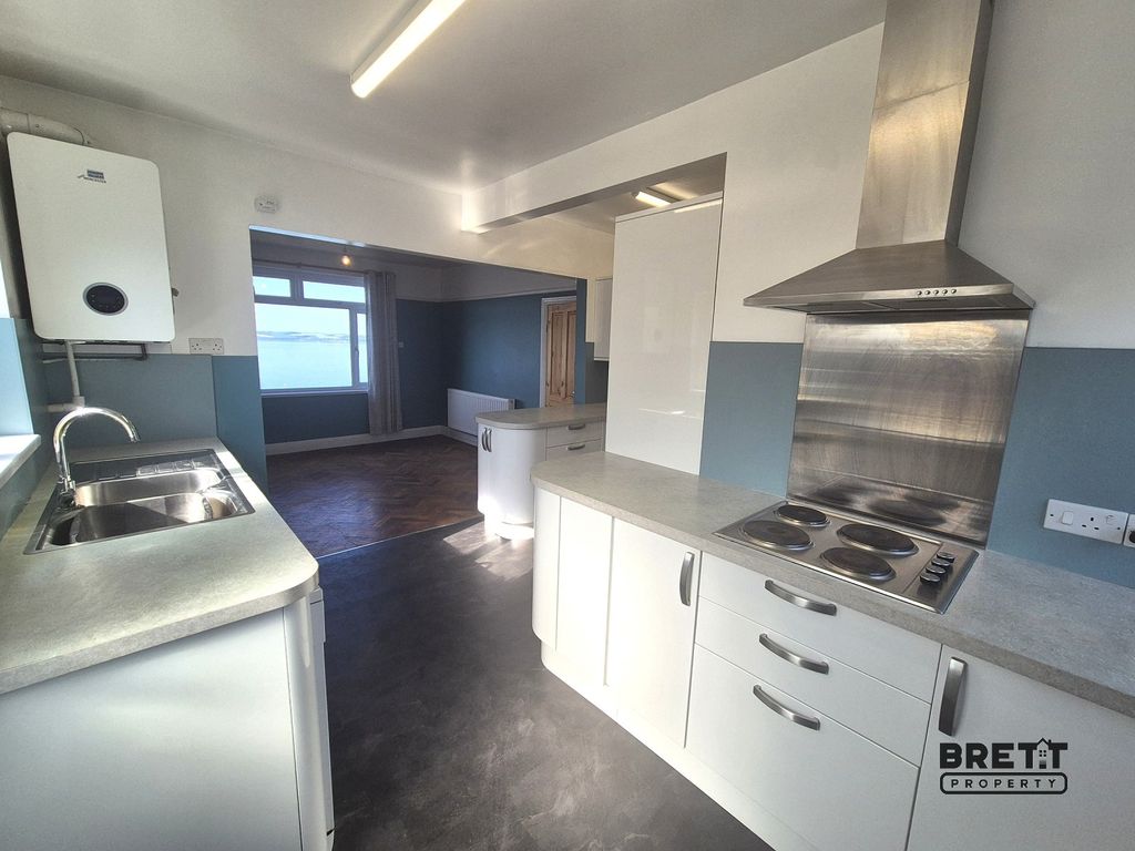Property photo 3 of 17 Kitchen