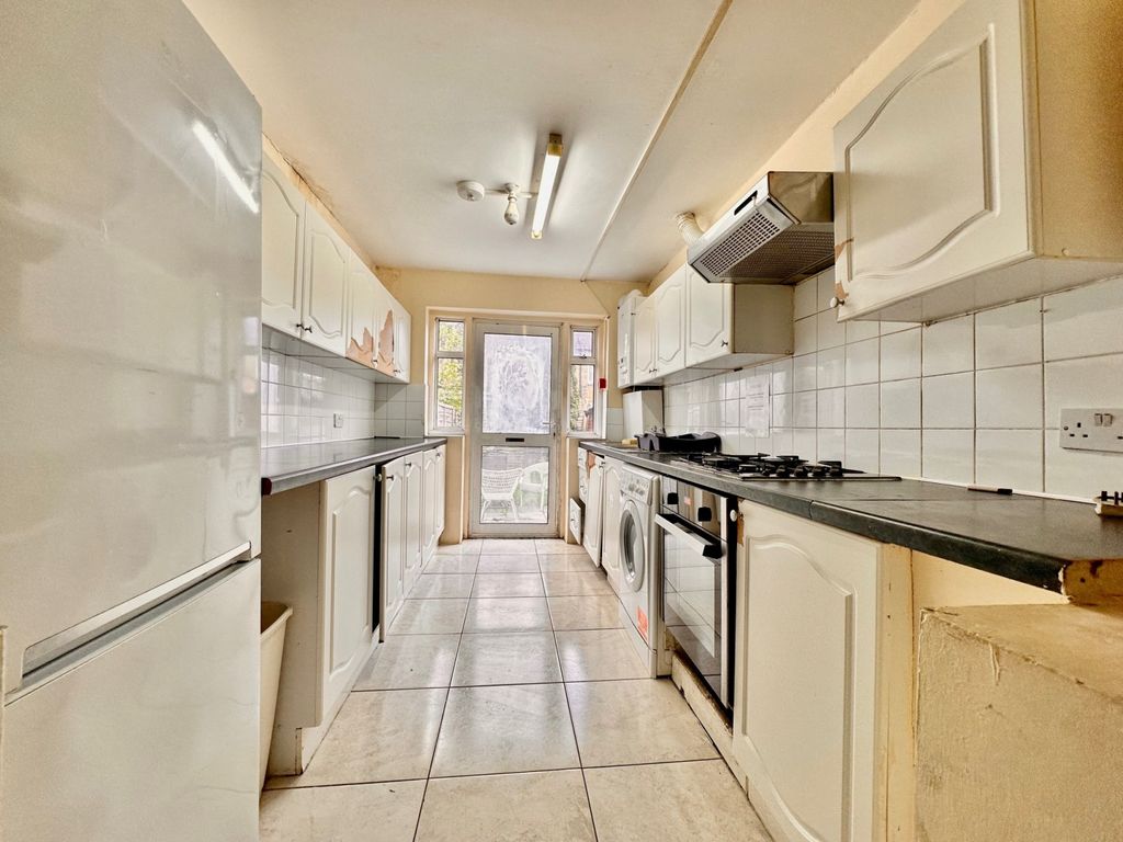 Property photo 1 of 20 6 Bedroom Mid-Terraced House To Let In Tooting
