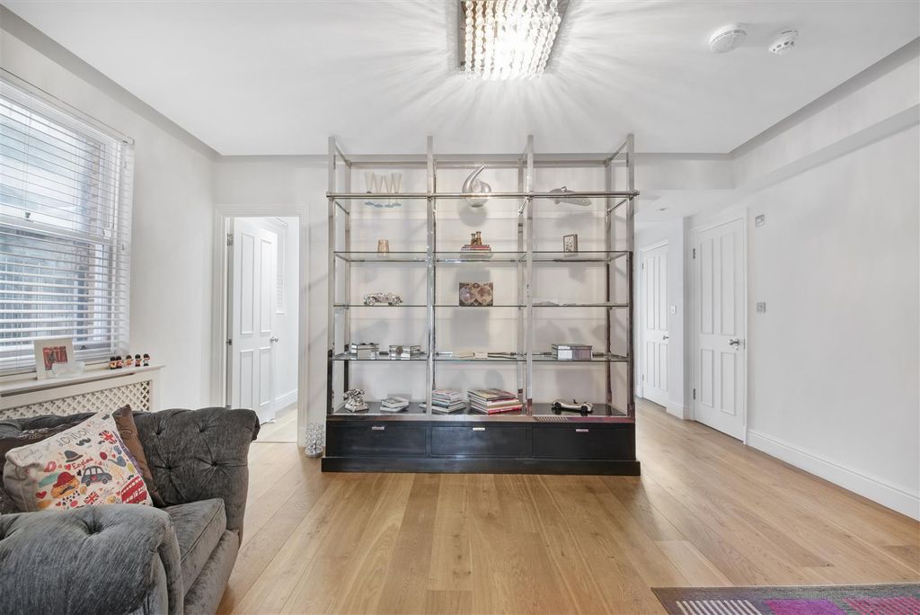 Property photo 1 of 21 Hyde Park Gate, 58, Flat 21-18.Jpg