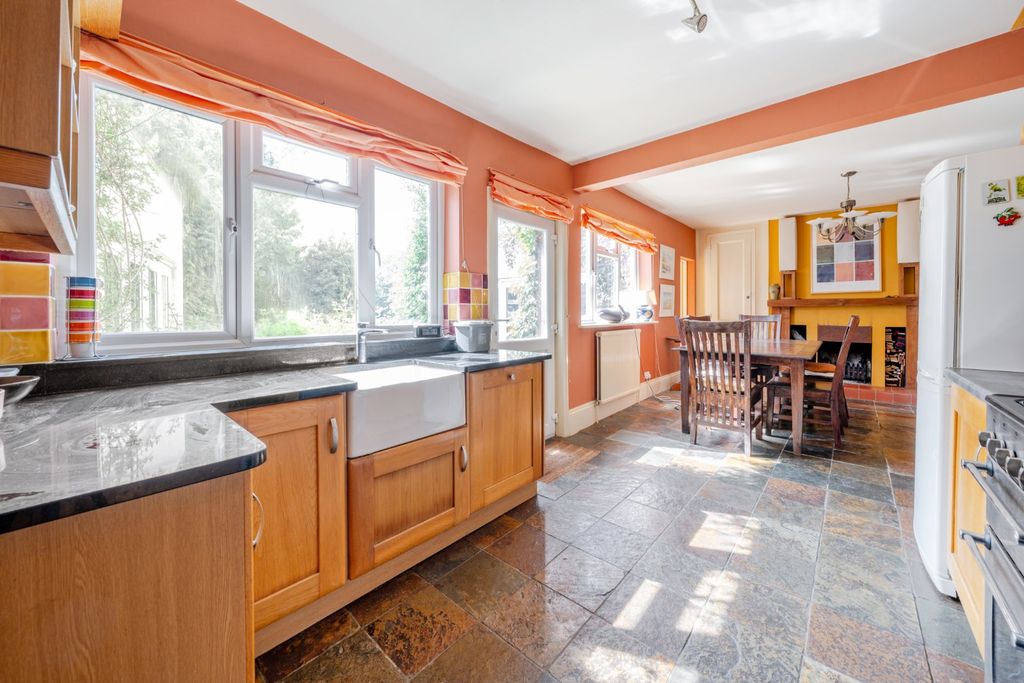 Property photo 3 of 19 Kitchen
