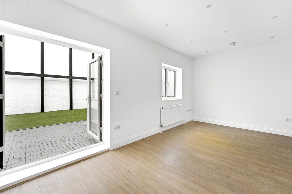 Property photo 2 of 24 Picture No. 23