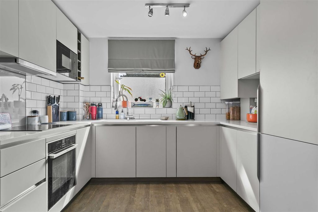 Property photo 3 of 33 19 Hippisley Court Worton Rd, Isleworth Tw7 6Ds-22