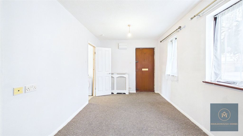 Property photo 3 of 14 Chelmsford Cm1