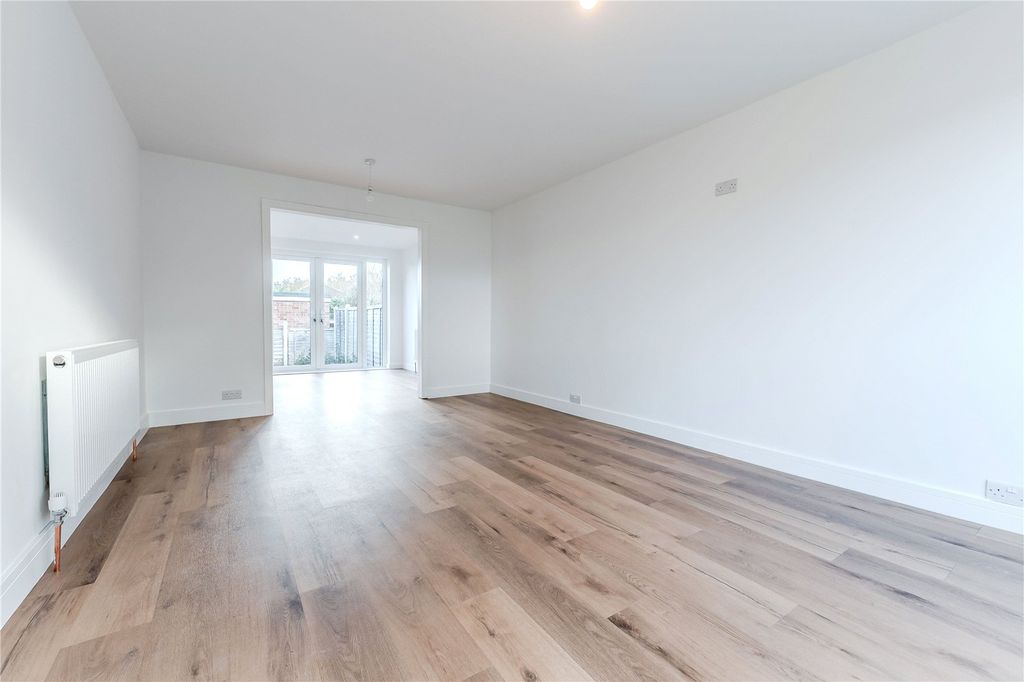 Property photo 3 of 27 Picture No. 02