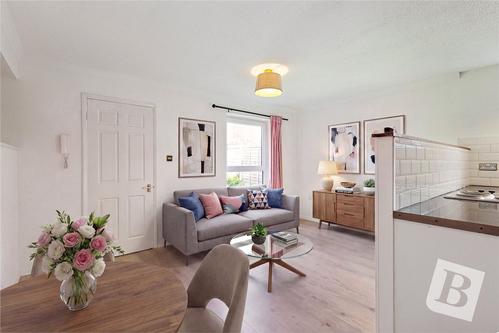 Property photo 1 of 7 Living