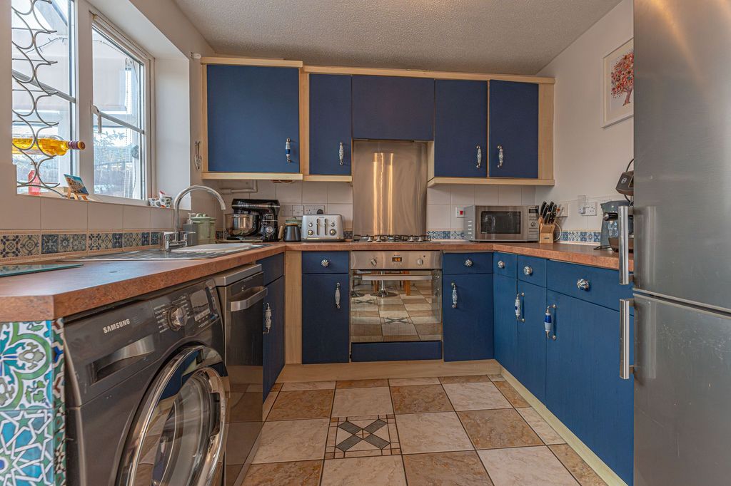 Property photo 2 of 28