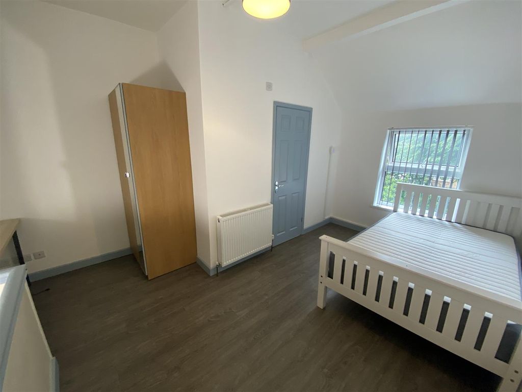 Property photo 3 of 11 Ensuite Bedroom 4 - Second Floor