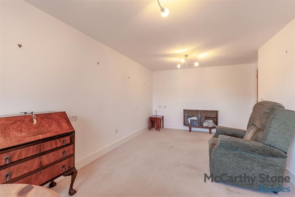 Property photo 3 of 19 8666554-Interior02.Jpg