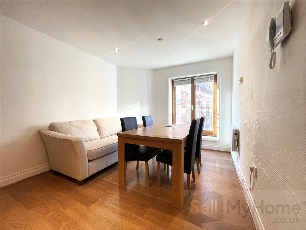 Property photo 2 of 9 Living / Dining Area