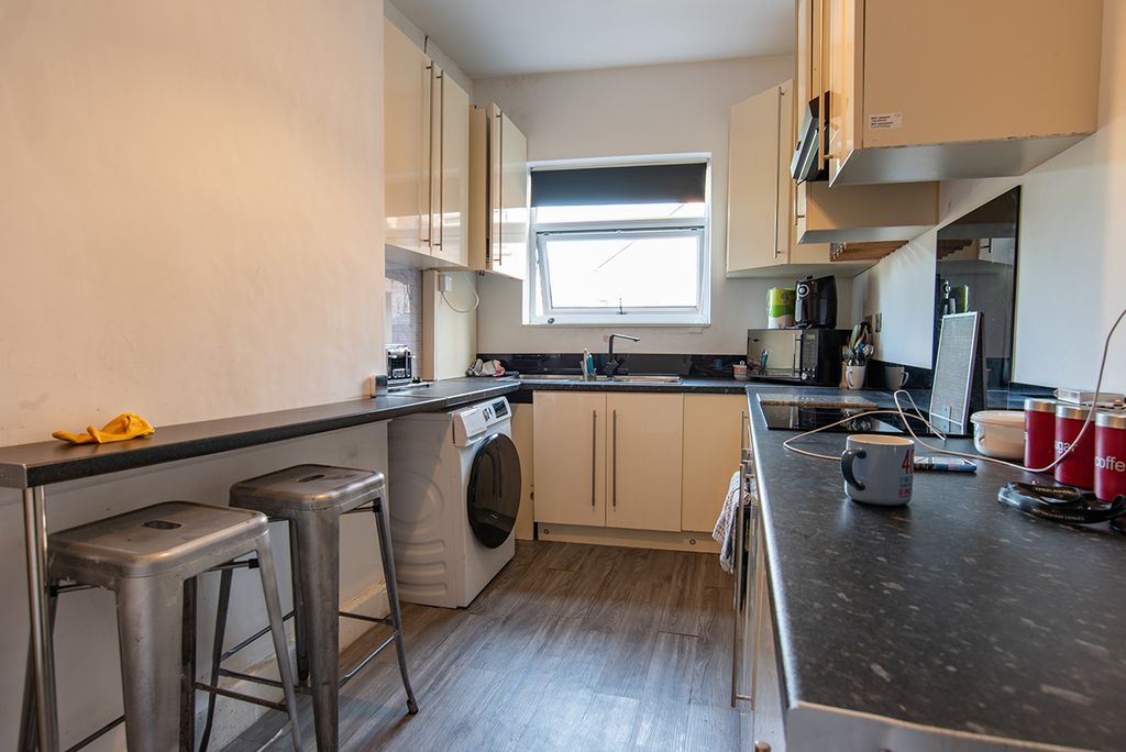 Property photo 2 of 31