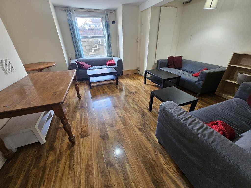 Property photo 2 of 21 Bright, Well-Presented Communal Living Room With W...