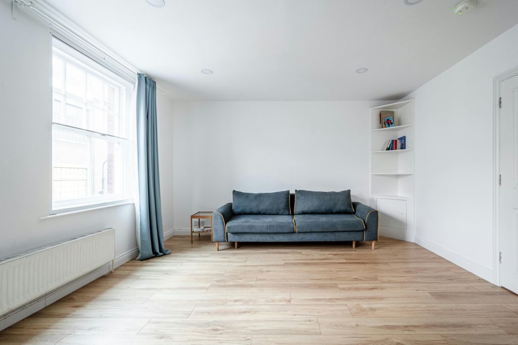 Property photo 2 of 7 Brick Lane 136 F2 - 7.Jpg