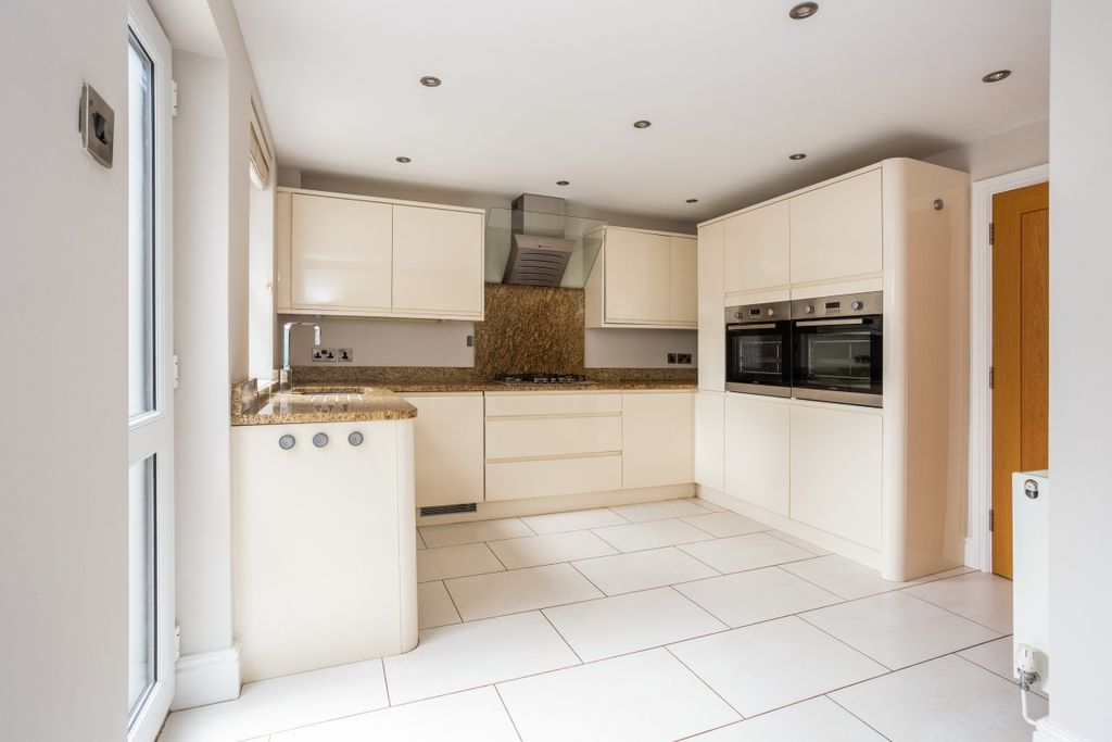 Property photo 3 of 30 1 Trelawn Court 3...