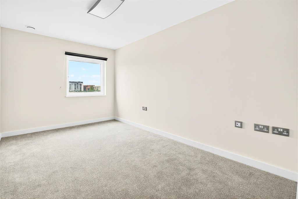 Property photo 2 of 13 07  To Let 2 Bedroom Flat Trs Apartments Ealing Ub