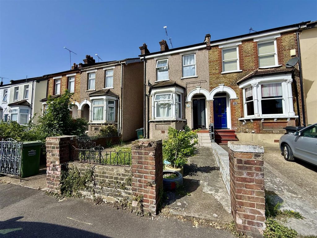 Property photo 1 of 8 Priory Road