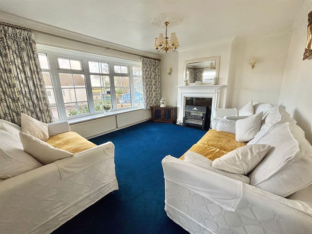 Property photo 3 of 19 Lounge