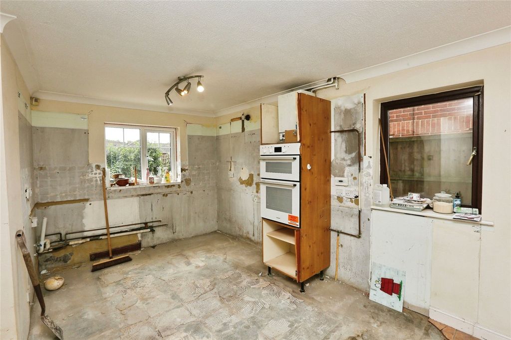 Property photo 2 of 20 Kitchen