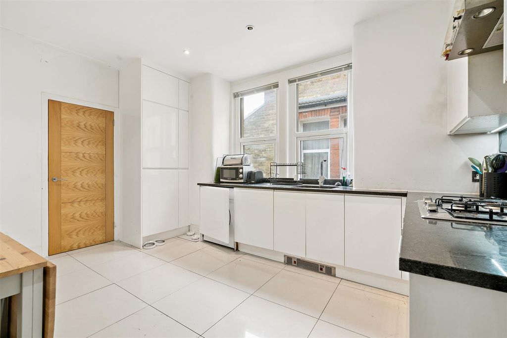Property photo 3 of 11 43A Gilbey Road Sw17 0Qq Kitchen 1.Jpg
