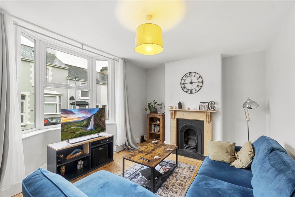 Property photo 2 of 8 Lounge