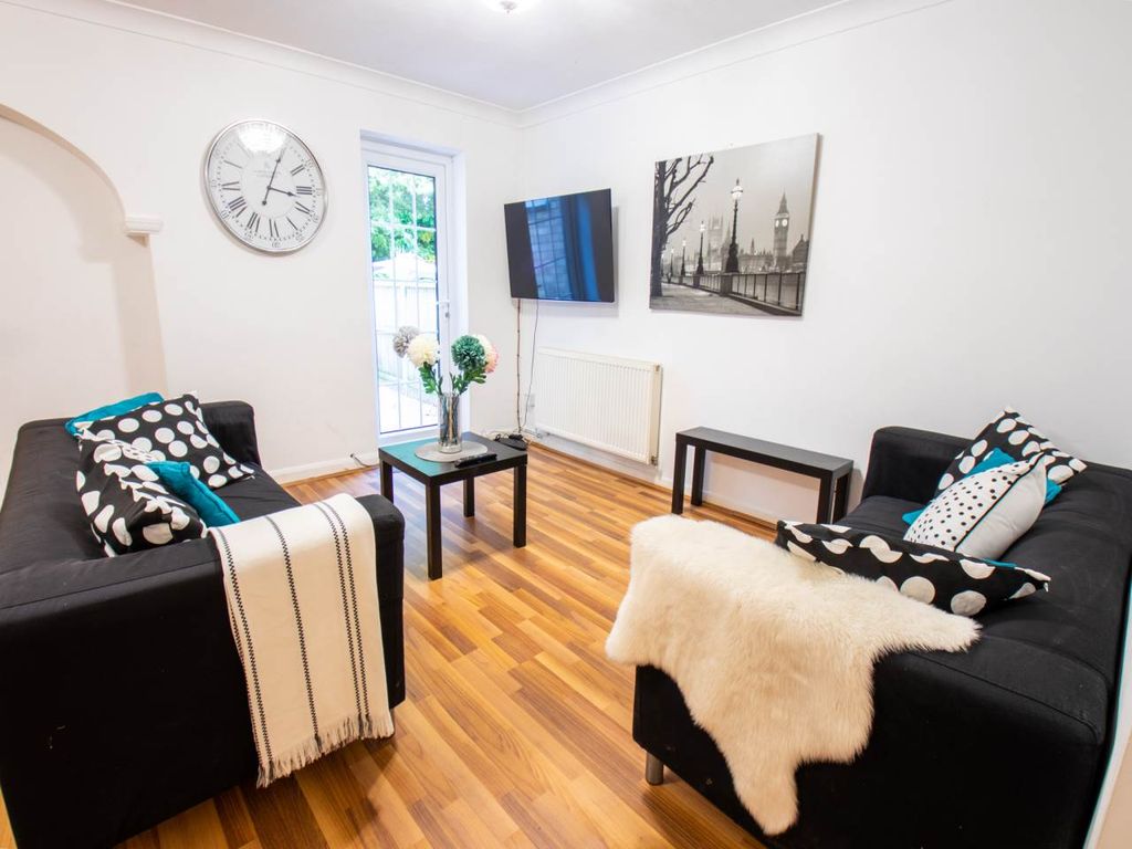 Property photo 1 of 16 Living Room