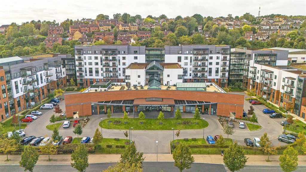 Property photo 1 of 21 Hughenden Gardens Village.Jpg
