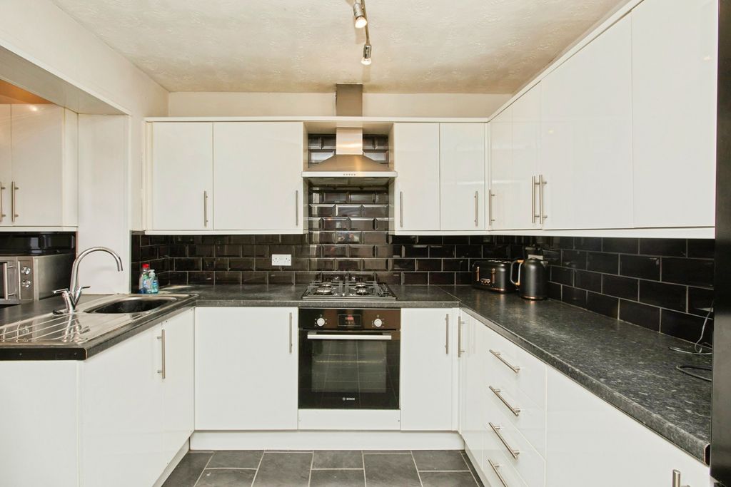 Property photo 3 of 18 Kitchen
