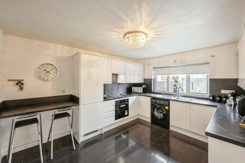 Property photo 3 of 28