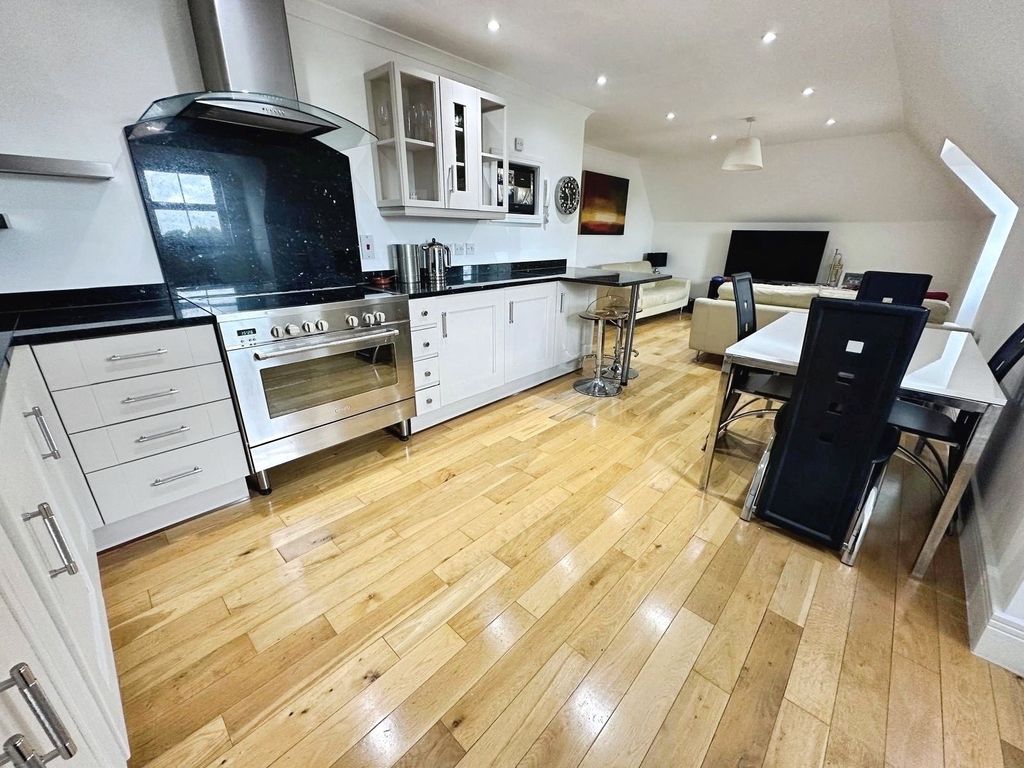 Property photo 2 of 12 Picture No. 10