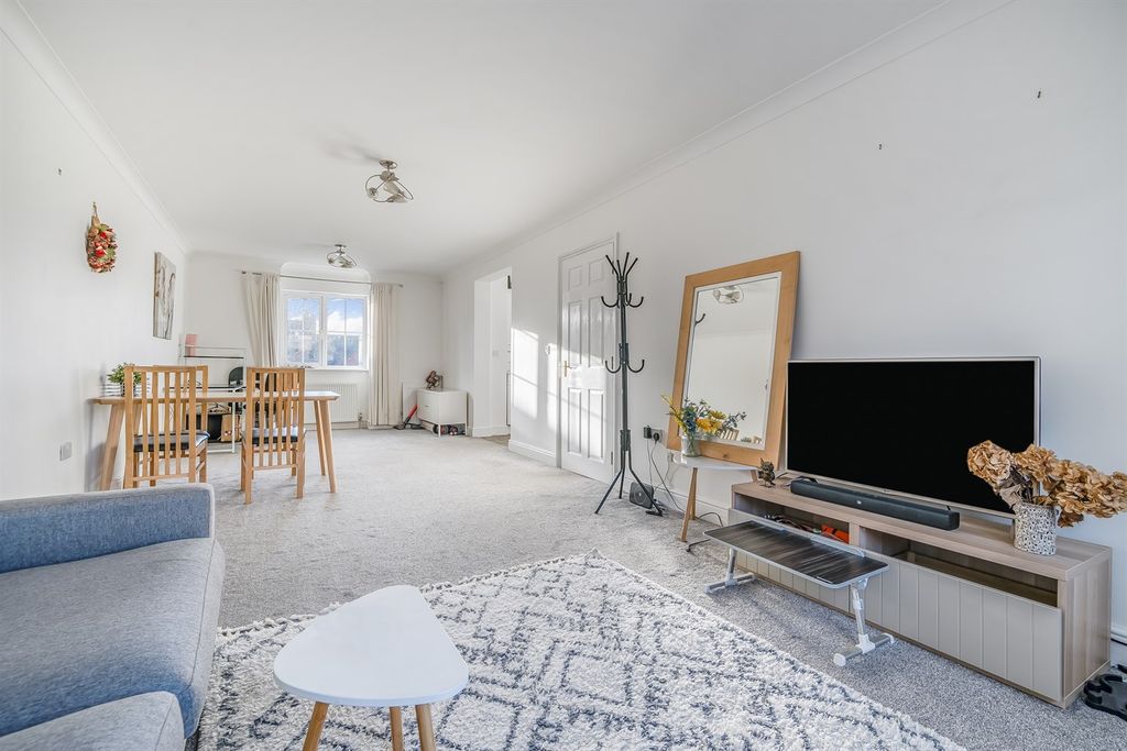 Property photo 3 of 11 Living Room