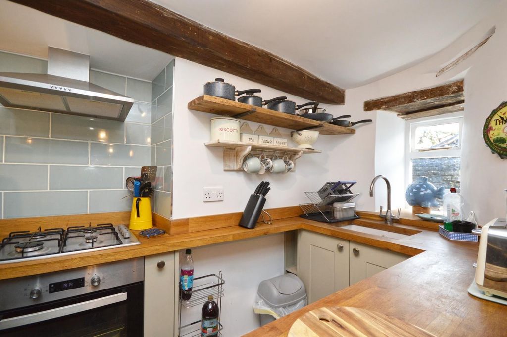 Property photo 3 of 19 Kitchen