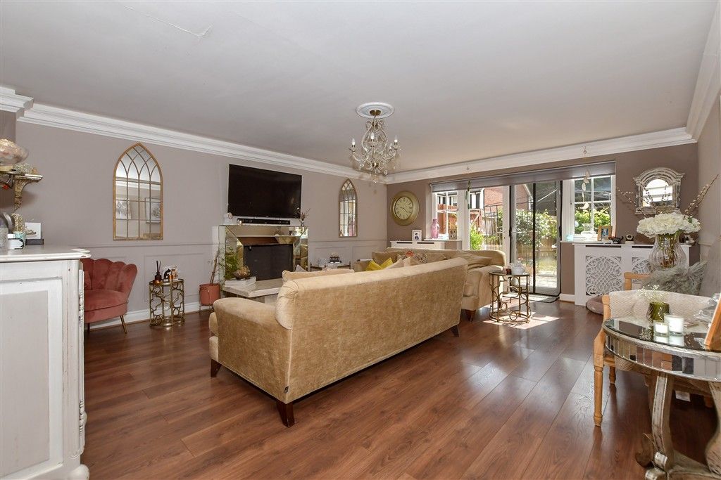 Property photo 1 of 12 Lounge