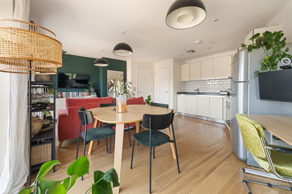 Property photo 2 of 14 Cresset Road, E9