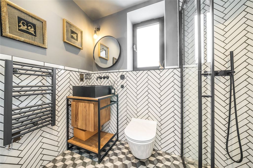 Property photo 3 of 10 Bathroom