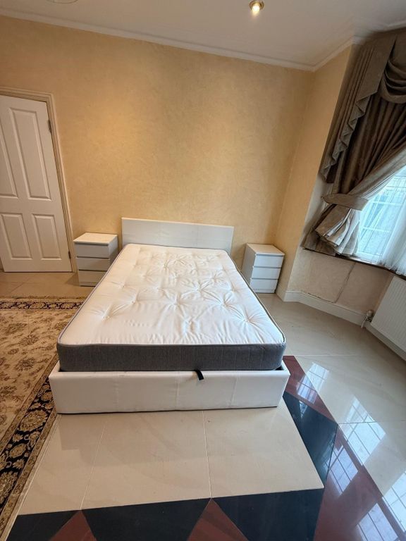 Property photo 2 of 4 Spacious Bright Bedroom With Double Bed...