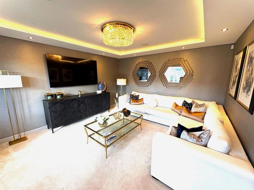 Property photo 3 of 32 Lounge