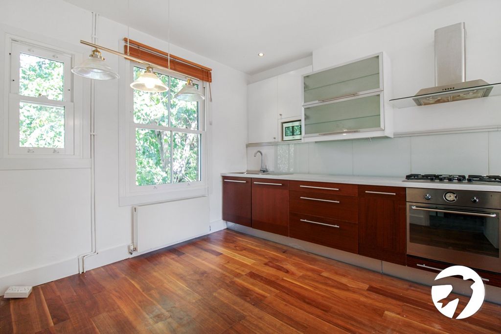 Property photo 3 of 11 Kitchen