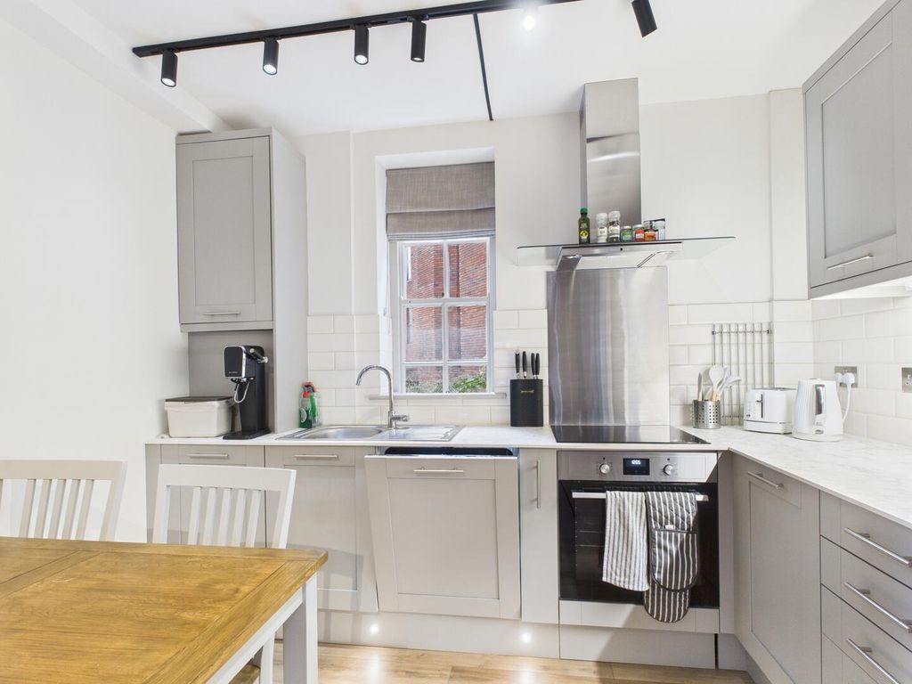 Property photo 3 of 8 Kitchen