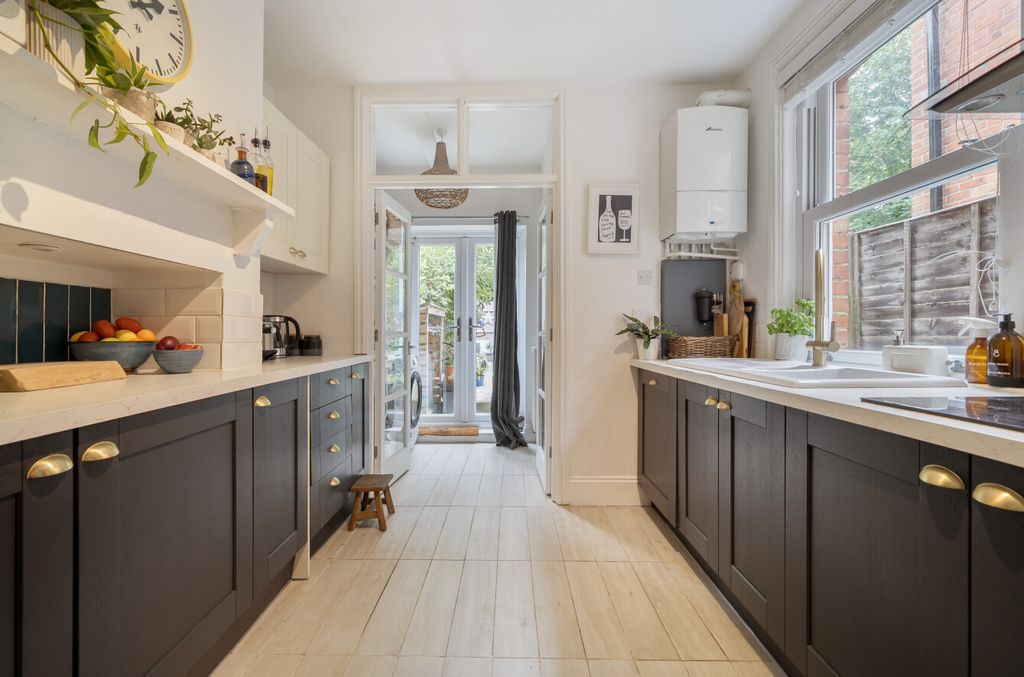 Property photo 3 of 13 1336754-19-689Cb6...