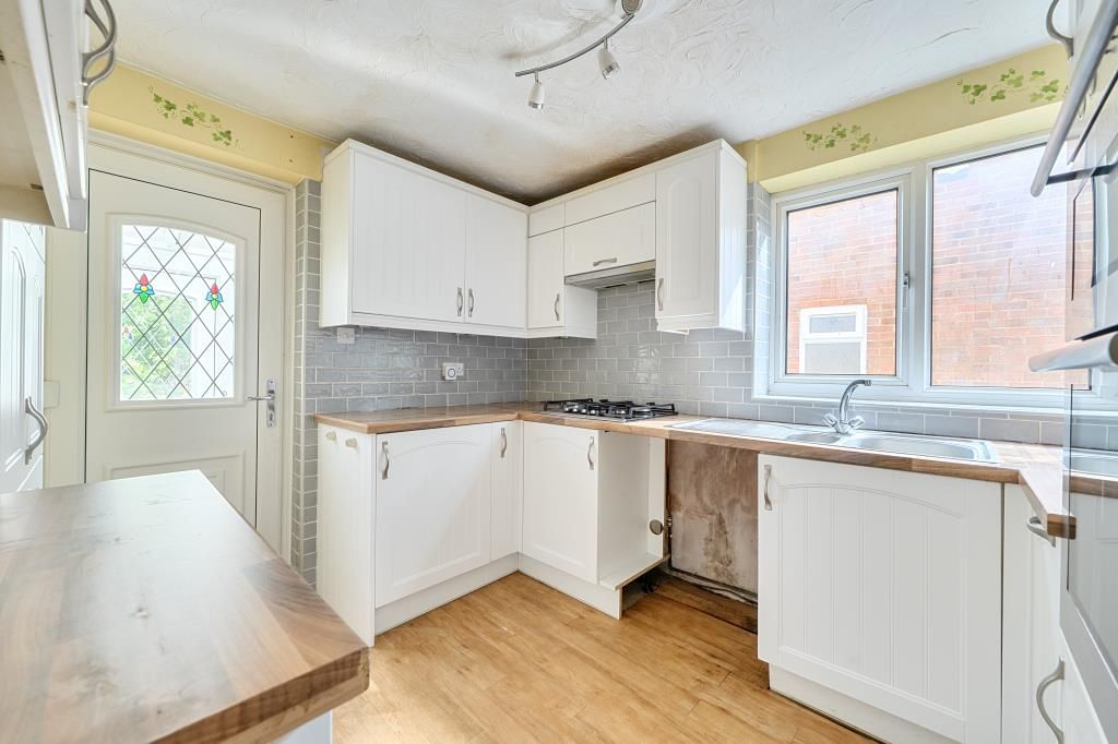 Property photo 3 of 19 Kitchen