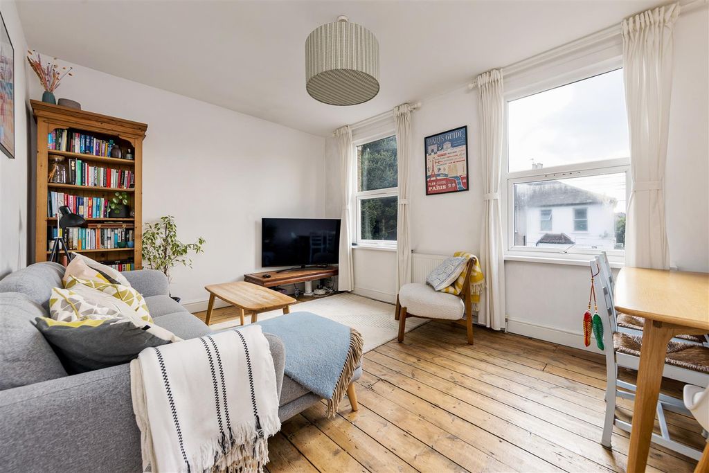 Property photo 2 of 19 Shernhall Street, E17