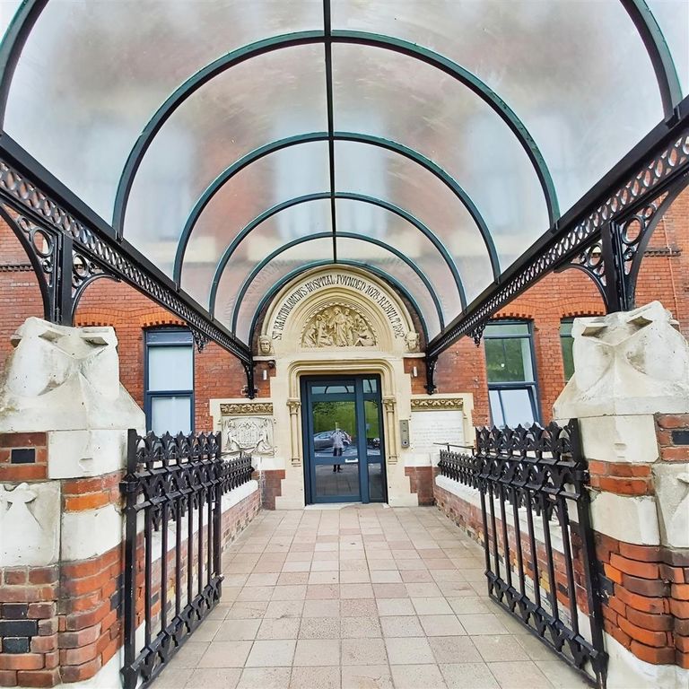 Property photo 3 of 14 Entrance