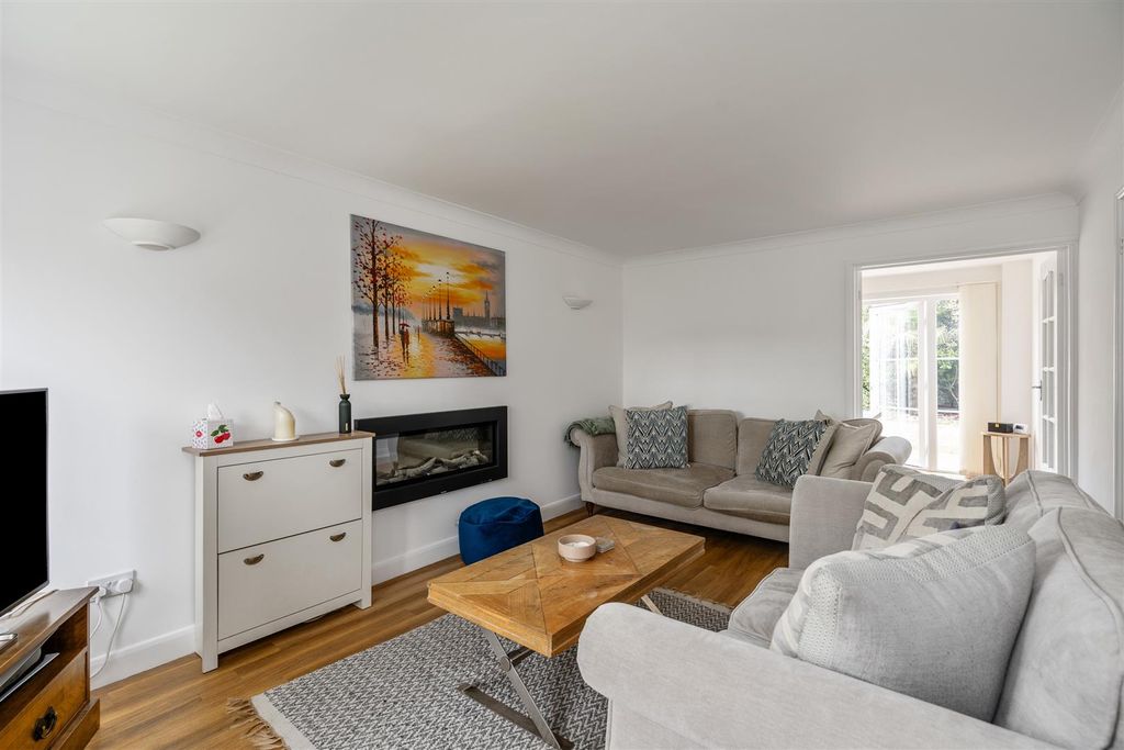 Property photo 3 of 12 16 Glaston Drive_5.Jpg