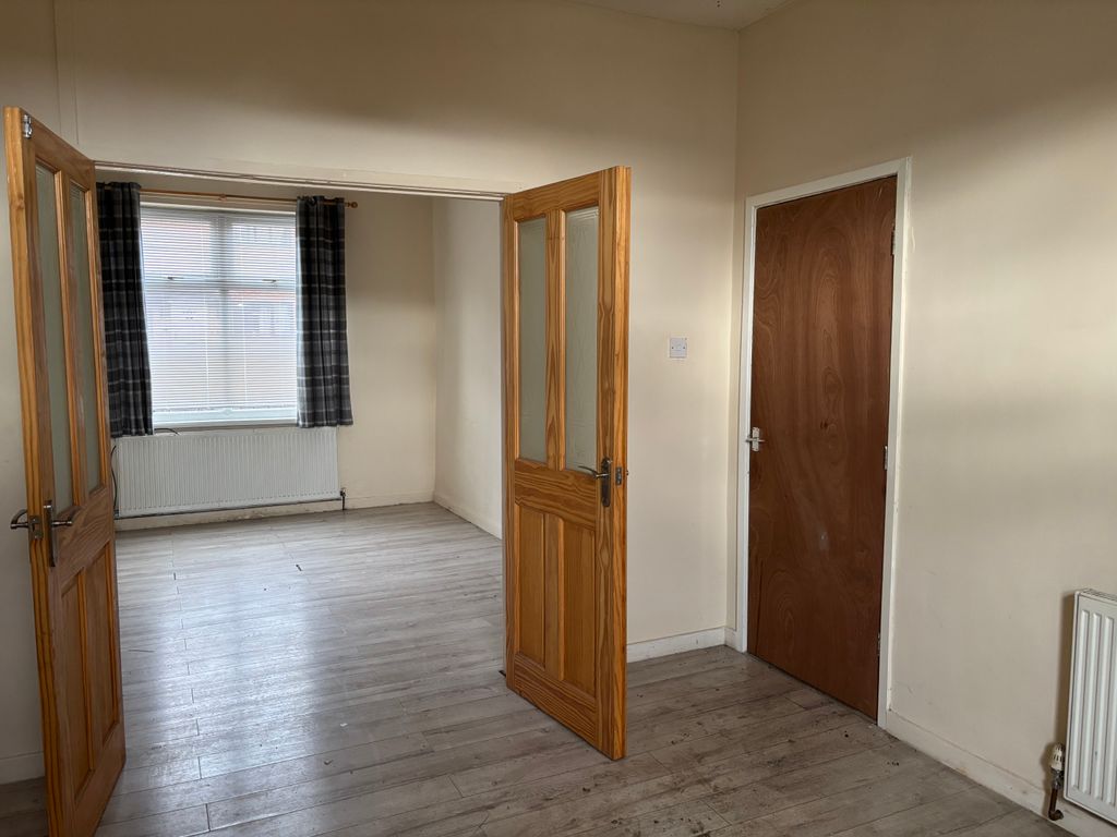 Property photo 3 of 10 Laminate Floor