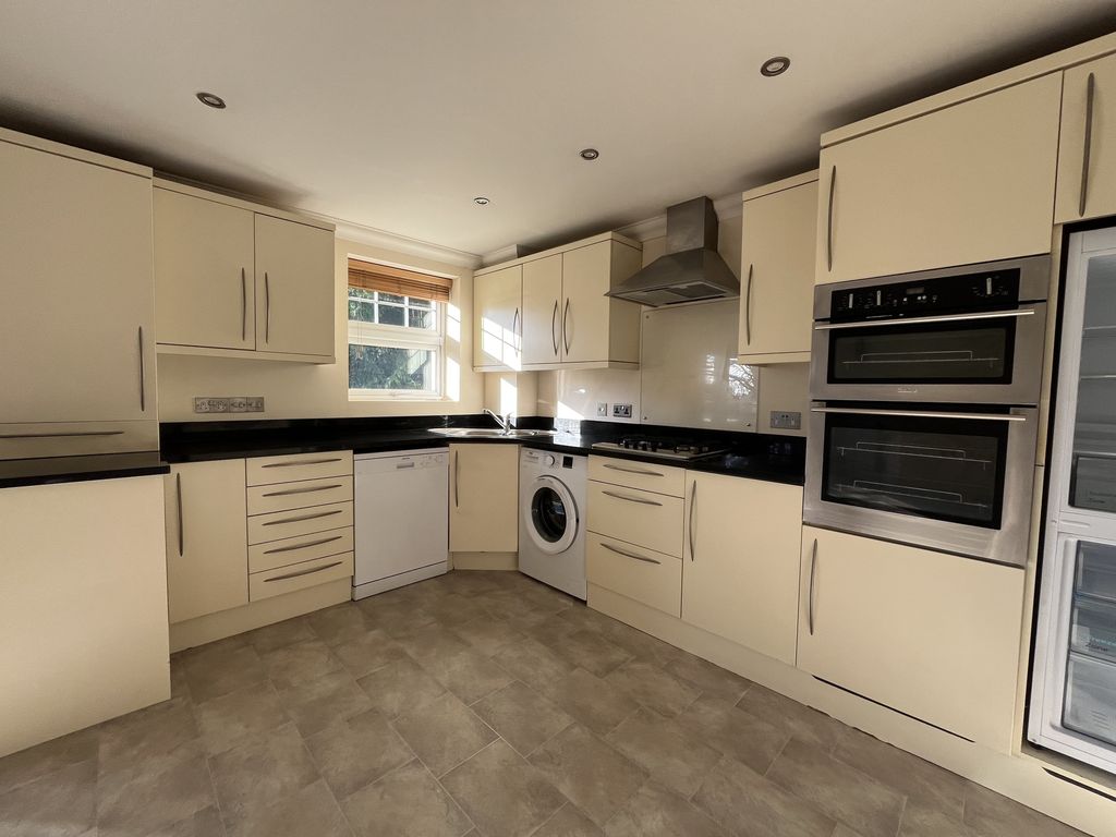Property photo 2 of 7 Kitchen (6)