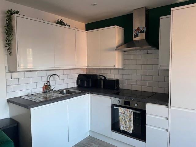 Property photo 3 of 13 32 Manor Gardens Photo 9.Jpg