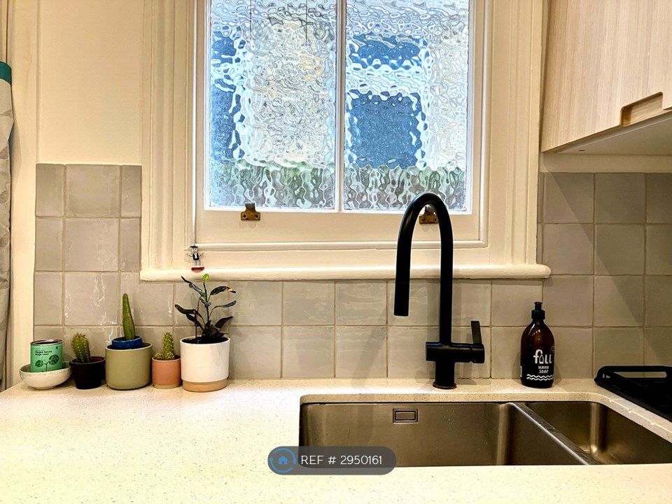 Property photo 3 of 18 Kitchen