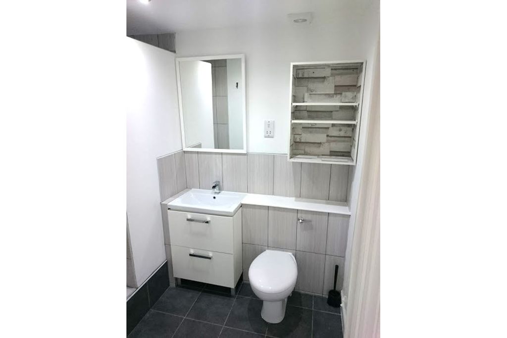 Property photo 3 of 9 Bathroom